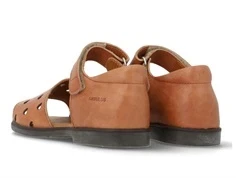 Angulus sandal tan med hjerter som er udstansede i læderet- sandalen er til børn og har en fast hælkappe. Fås i størrelse 30 til 35